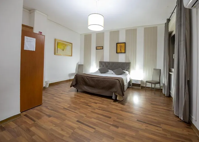Doctor House Standard, & Luxury Pensión 4*