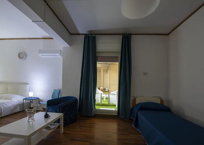 Doctor House Standard, & Luxury Pensión 4*