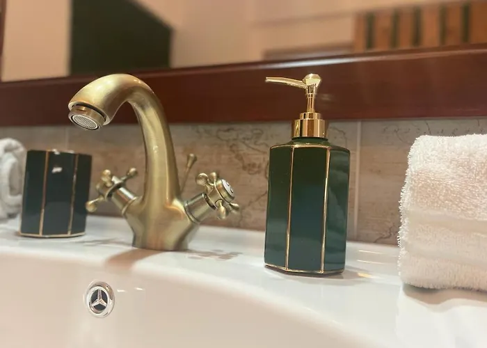 Doctor House Standard, & Luxury Pensión