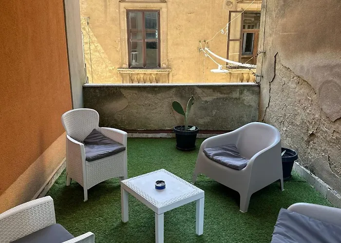 Doctor House Standard, & Luxury Pensión 4*